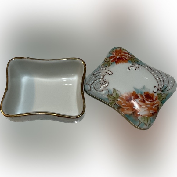 Hand painted vintage floral trinket box roses gold trim light blue grannycore - Picture 2 of 10